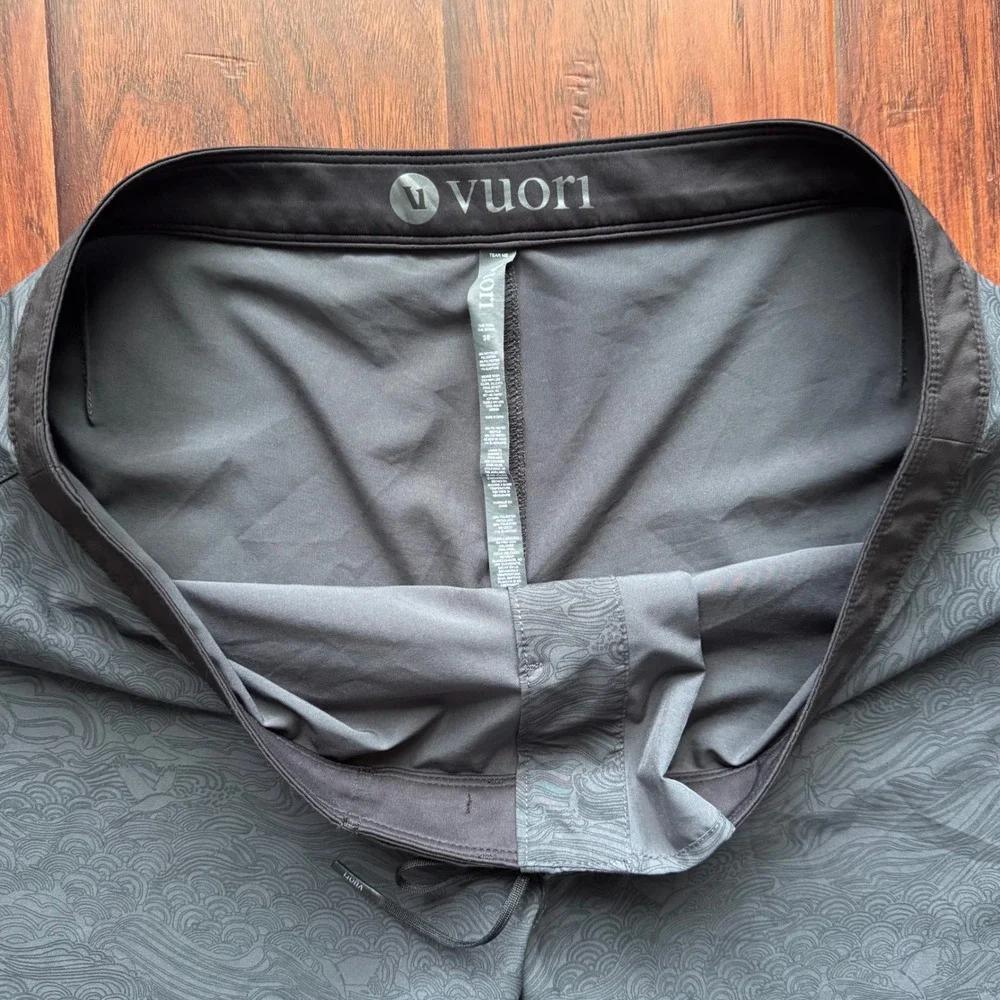 Vuori Mens Infinity Board Shorts Black Grey Wave Sz 38 Swim Trunks Surf Stretch